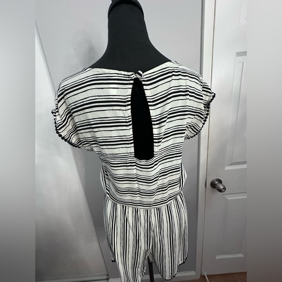 Small cute one piece shorts romper - Picture 3 of 7